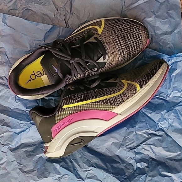 NIKE - Picture 1 of 6